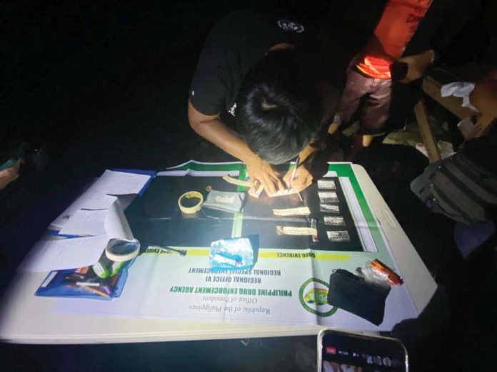 drugs1_resized Around P204,000 worth of suspected shabu was seized from three drug suspects in an anti-illegal drug operation in Barangay San Rafael, Mandurriao, Iloilo City on July 30. XFM RADYO PATROL ILOILO PHOTOS