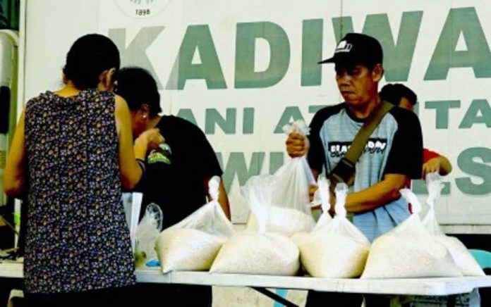 food_security_resized Qualified buyers queue up at the Bureau of Animal and Industry Kadiwa store in this July 19, 2024 photo. The National Economic and Development Authority on Tuesday, August 6, assured that the government is implementing crucial interventions to support the most vulnerable sectors and ensure food security as the country's headline inflation accelerated to 4.4 percent in July. PNA FILE PHOTO BY BEN BRIONES