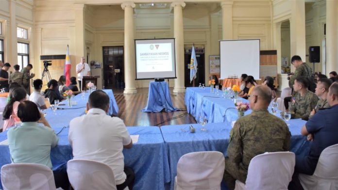 former-rebels-cash-aid Gov.r Eugenio Jose Lacson led the distribution ceremony, where a total of P228,000 was handed out to the beneficiaries, all members of the Sentrong Alyansa ng Mamamayan Para sa Bayan (SAMBAYANAN). Photo courtesy of the Provincial Government of Negros Occidental