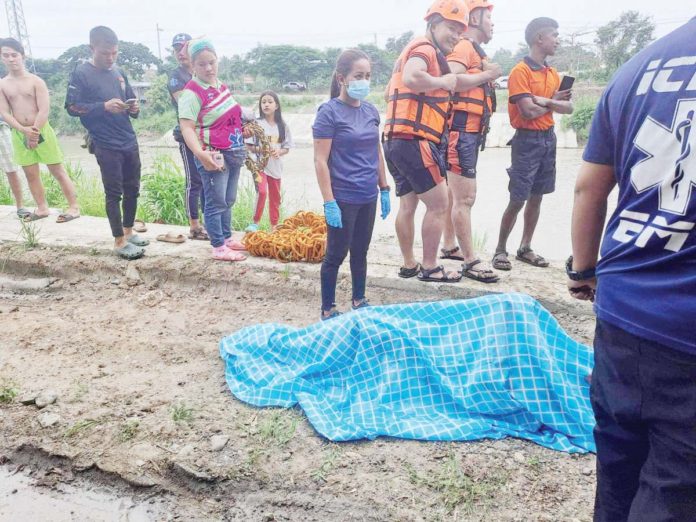 MAN DROWNS IN FLOOD CONTROL. The body of an unidentified man who jumped into the flood control in Barangay Buhang, Jaro, Iloilo City on Friday morning, August 2, was recovered 4:30 p.m. on the same day, or after around nine hours of retrieval operation. ERICK CAÑIZARES PHOTO