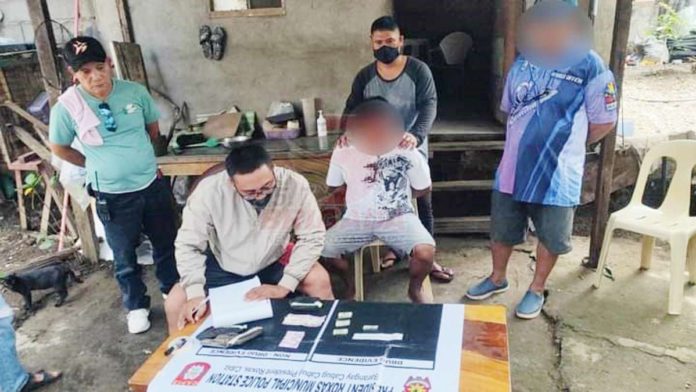gun_running_1_resized Gun running suspect alias “Nonoy” was arrested in Barangay Poblacion, President Roxas, Capiz on August 25. Police recovered from his possession a caliber .38 revolver, P27,000 worth of suspected shabu and a sachet of marijuana. 95.7 BRIGADA ROXAS CAPIZ/FACEBOOK PHOTO