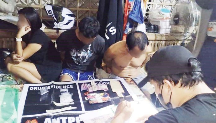 hamtic_buy-bust_resized Three drug suspects yielded six plastic sachets of suspected shabu valued at around P476,000 in an anti-drug operation in Barangay Bongbongan, Hamtic, Antique on Thursday, August 8. PHOTO COURTESY OF MONETTE DEL ROSARIO/INSIDE ANTIQUE+ FACEBOOK PAGE