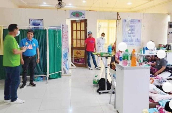 ime-dengue-manage Gov. Arthur Defensor Jr. checks the Dr. Ricardo Y. Ladrido Memorial Hospital in Lambunao, Iloilo amid a surge in dengue cases across the province. The hospital currently has 17 dengue in-patients. As of August 17, Lambunao recorded 216 cases with one death. PHOTO FROM BALITA HALIN SA KAPITOLYO