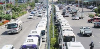 For two hours on August 5, minibuses carried out a “unity caravan” in Iloilo City to show support to the national government’s Public Transport Modernization Program. AJ PALCULLO/PN
