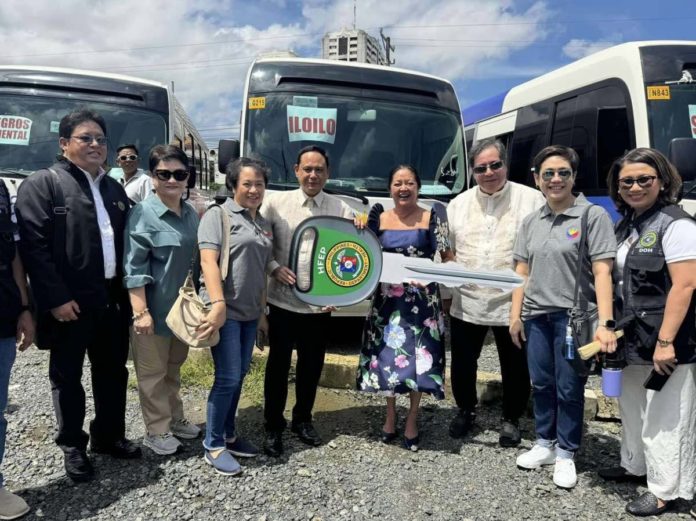 ime_mobile_clinic_resized Gov. Arthur Defensor Jr. of Iloilo receives a mobile primary care facility from First Lady Marie Louise “Liza” Marcos in Cebu City on August 6, 2024. Photo from Balita Halin sa Kapitolyo