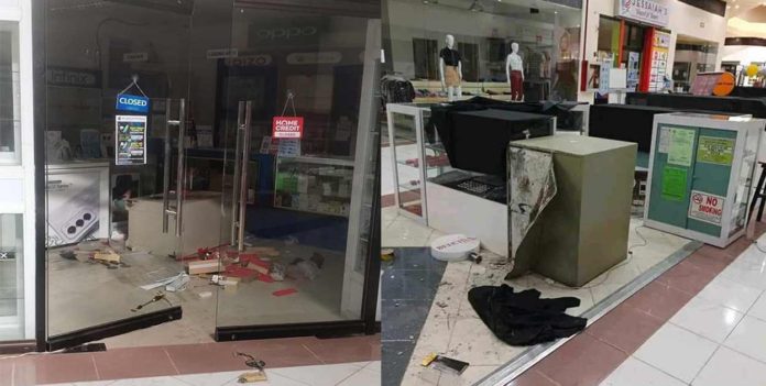 mall-robbery These gadget and jewelry stores are among the five stores inside a mall in San Carlos City, Negros Occidental that were robbed on Tuesday, August 20. PHOTOS COURTESY OF DHEL PROBINSYANONG TAGALOG/FACEBOOK