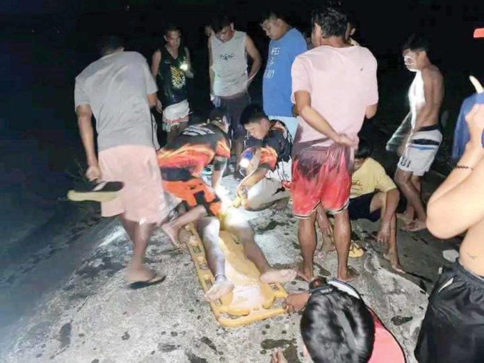 man_drowns_resized_resized Residents and rescuers tried to save drowning victim Christian Lloyd Navarro in Barangay San Juan, Sibalom, Antique but he was declared dead on arrival at the hospital. RUDY ALPAS/FACEBOOK PHOTO
