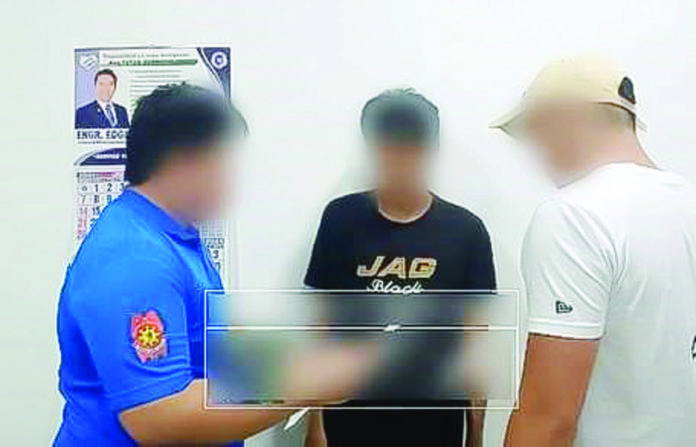 most_wanted_resized Alias “Ronald” (center), the No. 6 most wanted person in Western Visayas, was arrested for murder in Valderrama, Antique. PRO-6 PHOTO