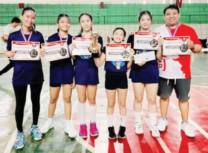 sports-Bacolod Members of Bacolod Tay Tung High School 10-Under Thunderbolts with head coach Roberto Calamba Jr. PHOTO COURTESY OF JOSE MONTALBO