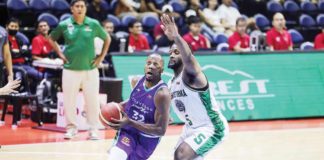Converge FiberXers’ Scotty Hopson attacks the defense of Terrafirma Dyip’s Antonio Hester inside. PBA PHOTO