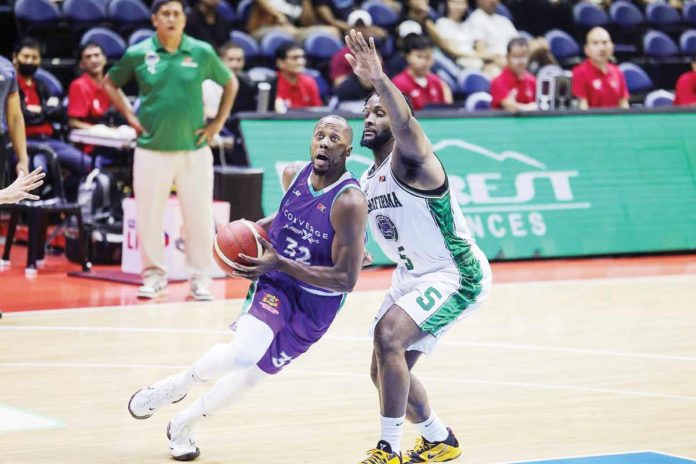 sports-PBA Converge FiberXers’ Scotty Hopson attacks the defense of Terrafirma Dyip’s Antonio Hester inside. PBA PHOTO