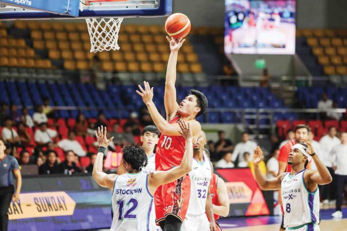 NorthPort Batang Pier’s Arvin Tolentino attacks the defense of Converge FiberXers’ Alec Stockton for a layup. PBA PHOTO