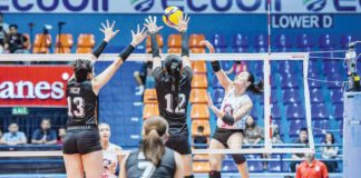 Akari Power Chargers’ Gretchel Soltones scores against two Farm Fresh Foxies defenders. PVL PHOTO
