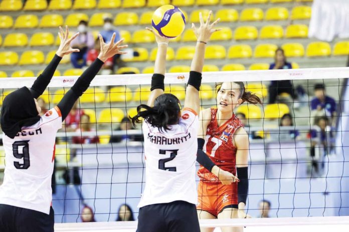 sports_Alas_resized Alas Pilipinas Women’s Thea Gagate scores against two Indonesian defenders. PHOTO COURTESY OF THAILAND VOLLEYBALL ASSOCIATION