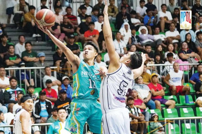sports_Chavez_resized Felipe Chavez delivered timely conversions for Negros Muscovados in the fourth quarter of their win over Muntinlupa Cagers. MPBL PHOTO