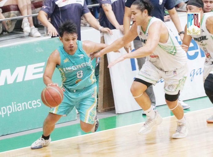 sports_Manila_resized Negrense Jan Formento was the lone double-digit scorer in Negros Muscovados’ lopsided loss to Manila SV Batang Sampaloc SGA Stars. MPBL PHOTO