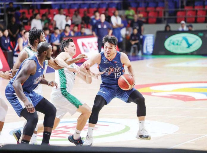 sports_PBA_resized Meralco Bolts’ Kier John Quinto tries to ward off the defense of Terrafirma Dyip’s Andreas Cahilig. PBA PHOTO