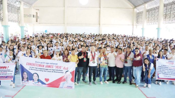 uswag_pic_resized Uswag Ilonggo Party-list’s Cong. Jojo Ang leads the distribution of educational cash assistance to 1,114 student beneficiaries in Antique on Thursday, August 2.