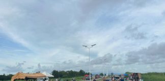 The Bacolod City Council, following a public consultation on Wednesday, August 14, says members of the Bag-ong Dalan Cabug Alliance of Small Entrepreneurs can still continue doing business along the Bacolod-Negros Occidental Economic Highway at their own risk. MAE SINGUAY/PN