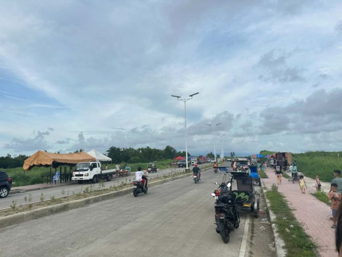 vendors-pic The Bacolod City Council, following a public consultation on Wednesday, August 14, says members of the Bag-ong Dalan Cabug Alliance of Small Entrepreneurs can still continue doing business along the Bacolod-Negros Occidental Economic Highway at their own risk. MAE SINGUAY/PN