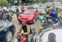 Gridlock in Nigeria amid fuel shortages Cars and motorbikes queue for fuel in Lagos, Nigeria. Nigerians are spending hours at petrol stations because of the shortages. BBC