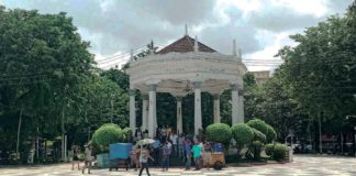 A joint team from the Public Order and Safety Office, City Legal Office, and the Department of Social Services and Development apprehended 16 individuals, illegal vendors, barkers, gamblers, and others during a clearing operation at Bacolod Public Plaza on Thursday, Sept. 26, 2024. MAE SINGUAY/PN