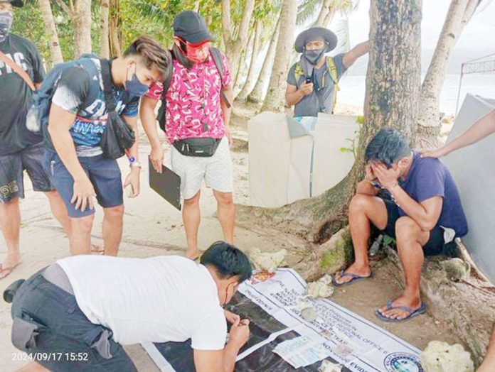 boracay_buy-bust_1_resized A 28-year-old drug suspect (right) from Barangay Igbong, Barotac Nuevo, Iloilo yielded P30,100 worth of suspected shabu in a buy-bust operation in Boracay Island on Tuesday, Sept. 17, 2024. REYNALD BANDIOLA / RADYO TODO AKLAN 88.5 FM PHOTO