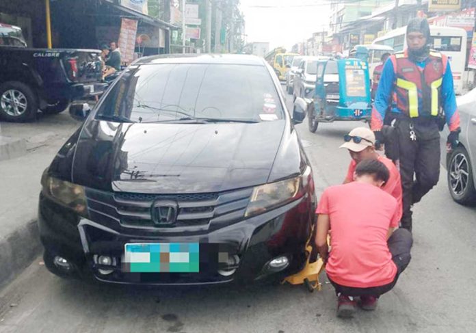 clamping-pic-BW The enforcement and clearing team of Iloilo City Traffic and Transportation Management Office conducted clamping operations in Barangay Fajardo, Jaro district on Wednesday, Sept. 11. TRAFFIC AND TRANSPORTATION MANAGEMENT OFFICE PHOTO