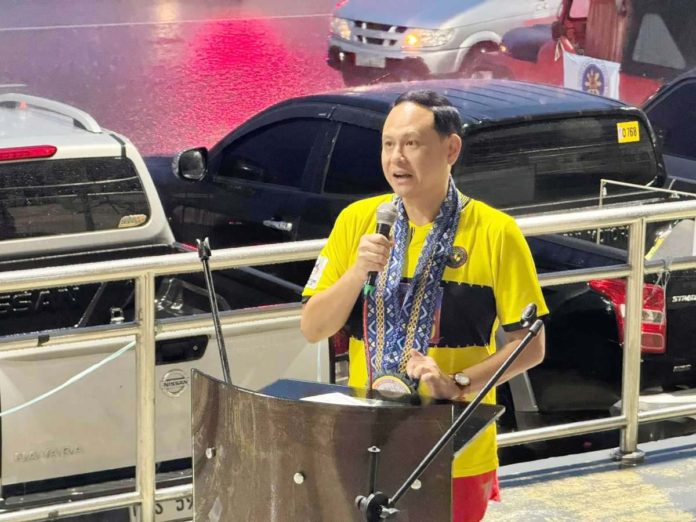 defensor_1_resized Gov. Arthur Defensor Jr. advises residents of Iloilo province against wading in floodwaters whenever possible and seeking immediate medical attention if symptoms of leptospirosis appear. BALITA HALIN SA KAPITOLYO PHOTO