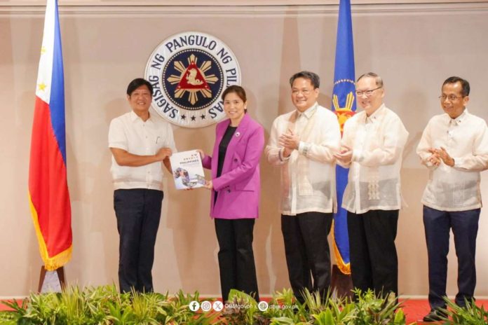 financial_mgt_1_resized Department of Budget and Management Secretary and Public Financial Management (PFM) Committee Chairperson Amenah F. Pangandaman (second from left) leads the ceremonial endorsement of the PFM Reforms Roadmap 2024-2028 to President Ferdinand R. Marcos Jr. (left)on Tuesday, Sept. 17, 2024. DBM PHOTO