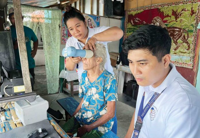 guimaras_philsys_(1)_resized Registration Center Supervisor Jeza Nadales (left) and Registration Kit Operator Vergel Sangco (right) conduct house-to-house mobile registration in Barangay Lawi, Jordan, Guimaras on July 31, 2024. PSA-GUIMARAS PHOTO