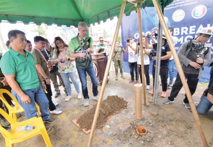 hinobaan_project_1_resized Gov. Eugenio Jose Lacson; Department of Agriculture (DA) Assistant Secretary U-Nichols Manalo, the officer-in-charge National Project Director of Philippine Rural Development Project; DA Region 6 Executive Director Red Dennis Arpia; 6th District’s Rep. Mercedes Alvarez; and Hinobaan’s Mayor Daph Anthony Reliquias and Vice Mayor Jefre Encoy lead the groundbreaking ceremony of the P513.3-million rehabilitation of a farm-to-market road with bridge in Hinobaan, Negros Occidental, on Sept. 25, 2024. NEGROS OCCIDENTAL PIO PHOTO