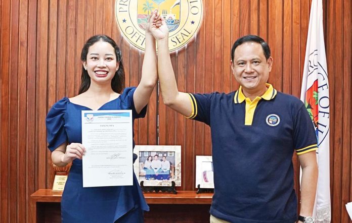 ime-Defensor-Debuque-1 “We chose Mayor Lee Ann Debuque (as running mate) because she is intelligent, dynamic, competitive, and hardworking. She is one of the mayors who frequently visit my office to follow up and work on matters. We appreciate her attitude, and her municipal government’s competitiveness,” says Iloilo’s Gov. Arthur Defensor Jr.