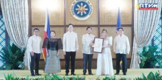 Social Welfare Officer Ann Rapunzel Ganzon of the Iloilo provincial government’s Social Welfare and Development Office receives her 2024 Presidential Lingkod Bayan award from President Ferdinand “Bongbong” Marcos Jr. With her is her father, Iloilo City’s Vice Mayor Jeffrey Ganzon. PHOTO BY RADIO TELEVISION MALACAÑANG - RTVM