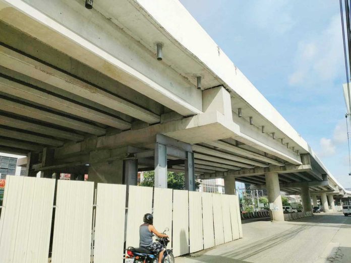 ime_ungka_resized The Ungka flyover, with an original budget of P680 million, is designed to ease traffic congestion along the busy intersection of Sen. Benigno Aquino Jr. Avenue and President Corazon Aquino Avenue. It was closed just two weeks after its initial opening in September 2022 due to structural issues, including the sinking of piers 4, 5, and 6. IME SORNITO/PN