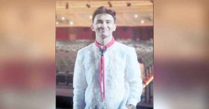 lighting-up-ghost-island-1_superimposed Israel Hans Golez, 19, from Iloilo City participates in the National Awarding Ceremony of the Ten Accomplished Youth Organizations (TAYO) Awards 21 at the Manila Metropolitan Theater on Aug. 19, 2024. Project Kasanag, which provides access to light and electricity to Sombrero Island in Concepcion, Iloilo, bagged a special award during the culminating event. PNA