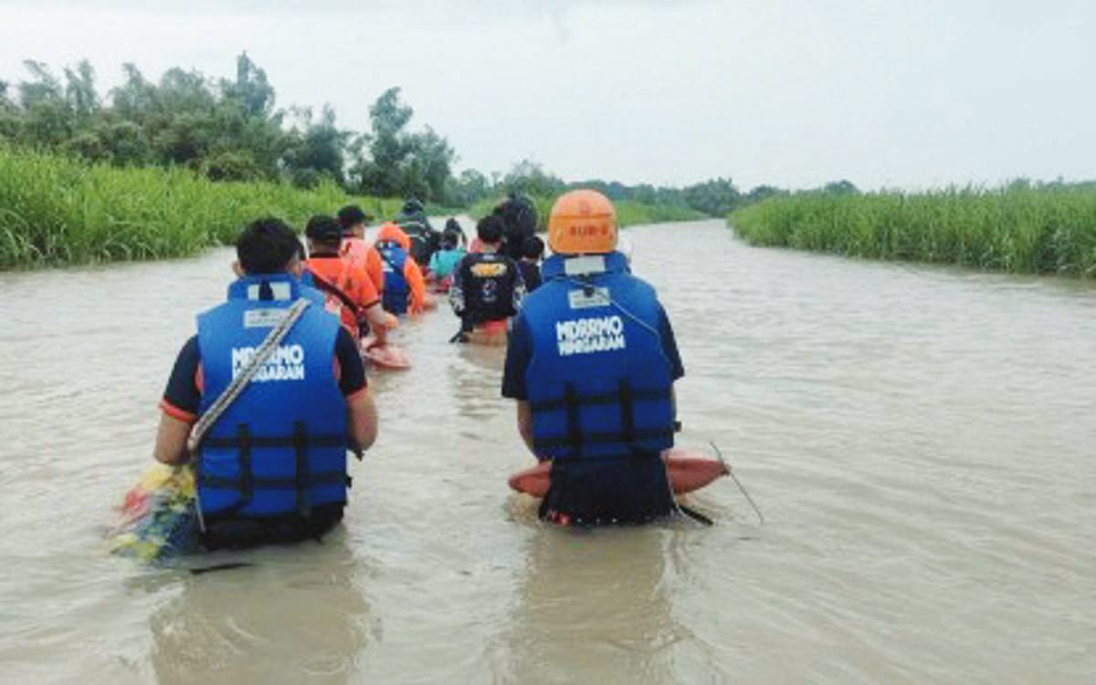 negocc_LGUS_state_of_calamity_resized A disaster response team assists residents of a flooded area during a preemptive evacuation in Hinigaran, Negros Occidental, on Monday, Sept. 16, 2024. BUREAU OF FIRE PROTECTION-HINIGARAN FIRE STATION PHOTO
