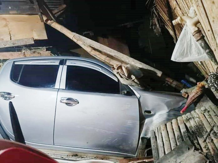 roxas-accident1-(1) A pick-up truck crashed into a house after hitting a jeepney in Barangay Lonoy, Roxas City on Sunday, September 29, 2024. 106.5 XFM ROXAS CITY, CAPIZ/FACEBOOK PHOTO
