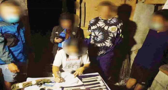 shabu-gun_resized Alias "Binoy", tagged as a high-value target, was caught carrying around P541,960 worth of suspected shabu and a caliber .38 revolver in an anti-illegal drugs operation in Barangay Tingui-an, Balasan, Iloilo. IPPO PHOTO