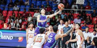 Converge FiberXers’ Alec Stockton attacks the basket for a layup. PBA PHOTO