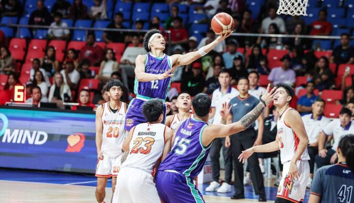sports-PBA-1 Converge FiberXers’ Alec Stockton attacks the basket for a layup. PBA PHOTO