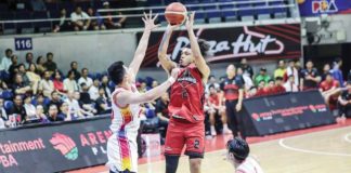 Blackwater Bossing guard Sedrick Barefield shoots over the defense of Phoenix Fuel Masters’ Kenneth Tuffin. PBA PHOTO