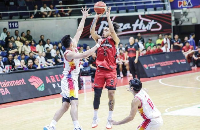sports-PBA Blackwater Bossing guard Sedrick Barefield shoots over the defense of Phoenix Fuel Masters’ Kenneth Tuffin. PBA PHOTO