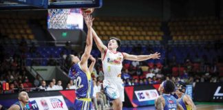 Rain or Shine Elasto Painters’ Adrian Nocum scores against the defense of Magnolia Chicken Timplados Hotshots’ Zavier Lucero. PBA PHOTO