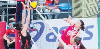 Biñan Tatak Gel 1-Pacman Partylist Volley Angels’ Mary Ann Nuique scores against a Quezon Tangerines’ defender. MPVA PHOTO