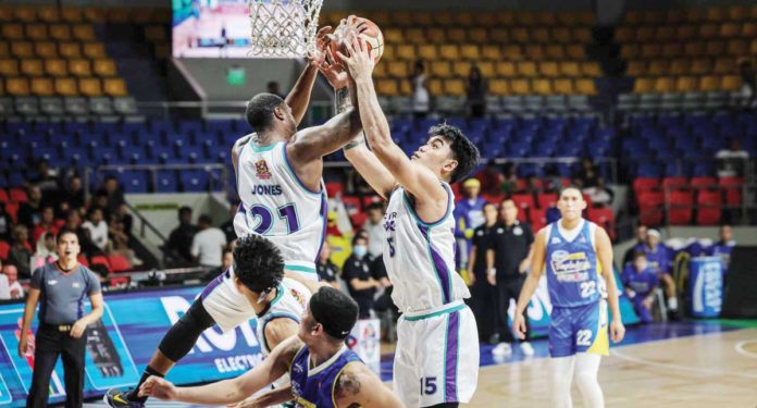 sports_PBA_1_resized Converge FiberXers’ Jalen Jones and Justin Arana grabs the rebound. PBA PHOTO