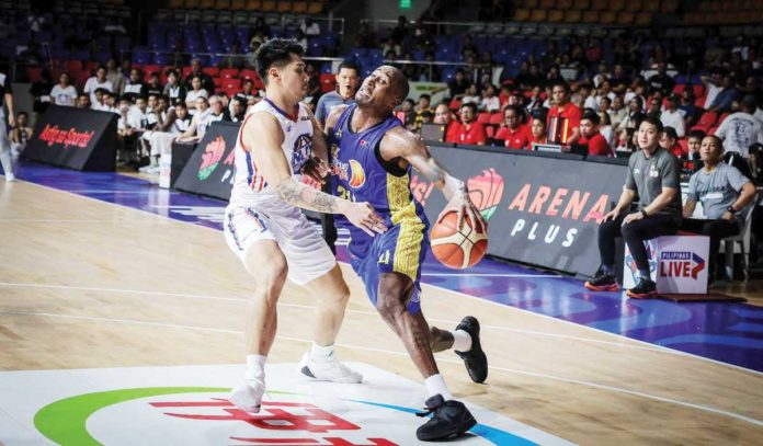 sports_PBA_1_resized TNT Tropang Giga’s Rondae Hollis-Jefferson tries to protect the ball while being defended by NLEX Road Warriors’ Javee Mocon. PBA PHOTO