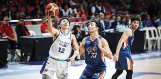 Converge FiberXers’ Alec Stockton tries to score against the defense of Meralco Bolts’ Brandon Bates. PBA PHOTO