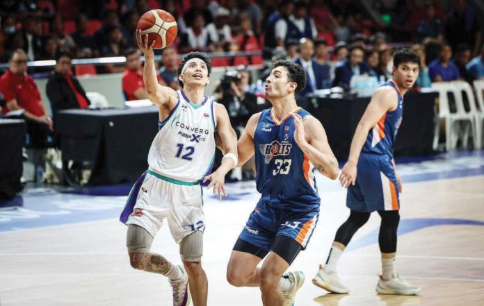 Converge FiberXers’ Alec Stockton tries to score against the defense of Meralco Bolts’ Brandon Bates. PBA PHOTO
