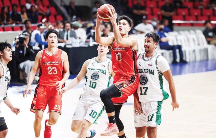 NorthPort Batang Pier’s Arvin Tolentino eludes his Terrafirma Dyip defenders for a layup. PBA PHOTO